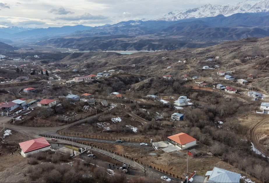 İlham Əliyev Heyvalı kəndində görülmüş işlərlə tanış oldu -FOTOLAR (YENİLƏNİB)